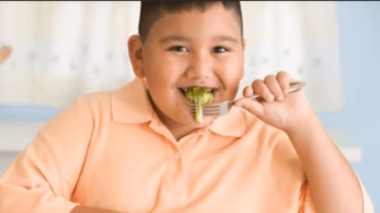 Niño Comiendo Verdura
