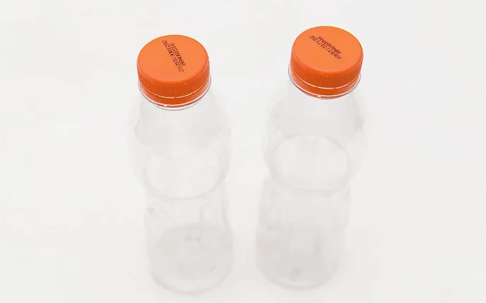 Necesitaremos dos botellas de plasticos iguales