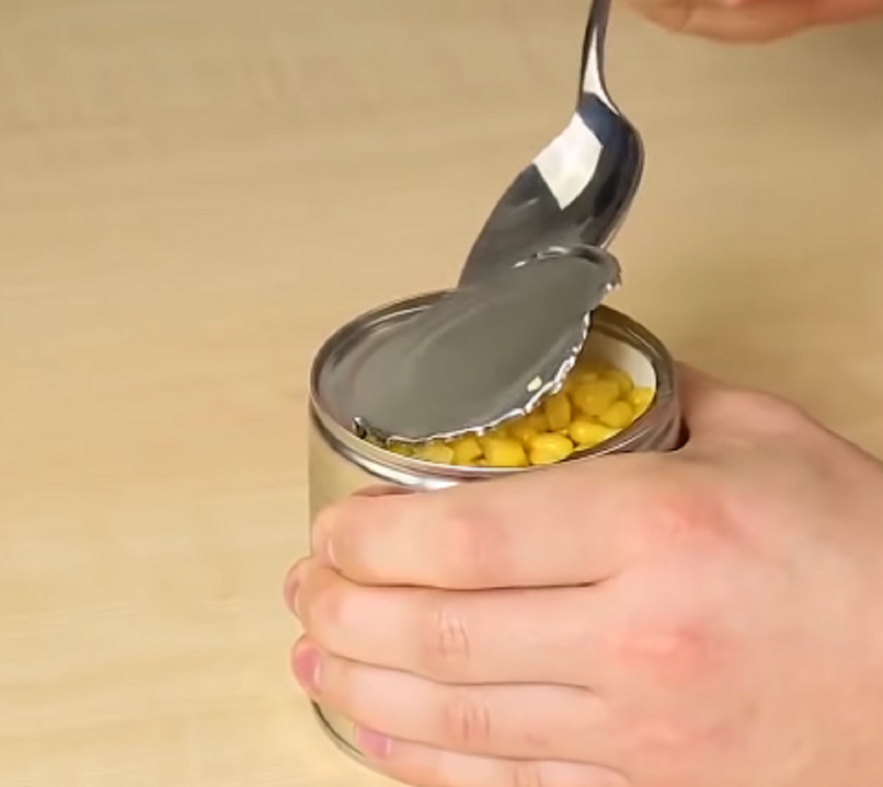 Abrir una lata con cuchara